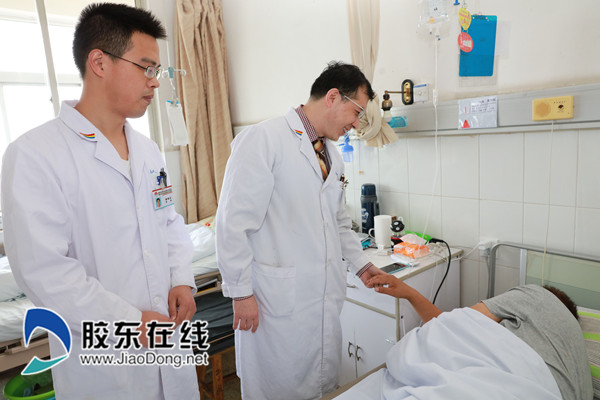 烟台山医院骨质疏松门诊杜伟副主任医师为骨质疏松导致骨折的患者术前查房_副本