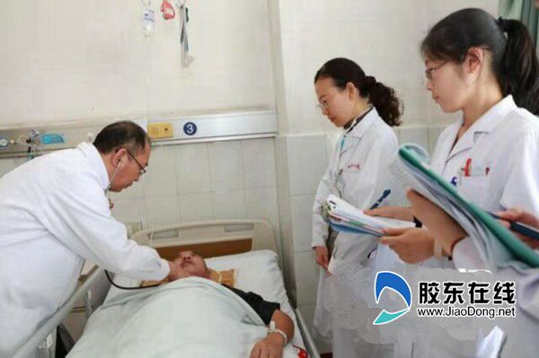 于群涛主任在查房