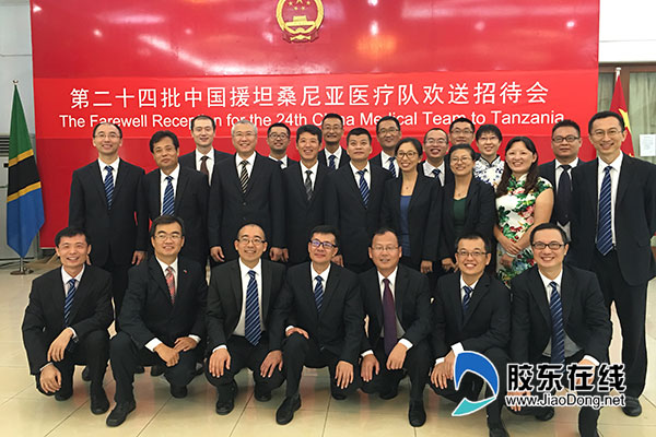 使馆送行会队员合影使馆送行会队员与大使坦卫生部长等合影