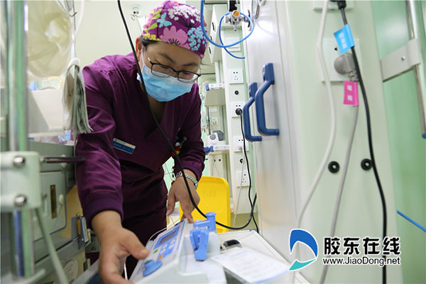医护人员时刻注意监护仪器