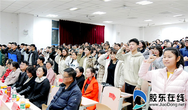 全体新闻学子进行宣誓