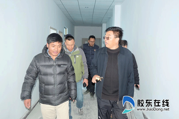 3.周喜强副书记在旺扎院长陪同下现场了解当地医院门诊大楼建设情况