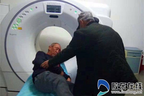 爱心使者给老人检查治疗