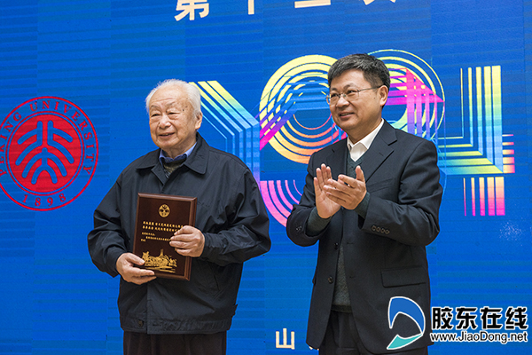 烟台大学党委书记张伟为援建者代表钱振为颁发纪念证书