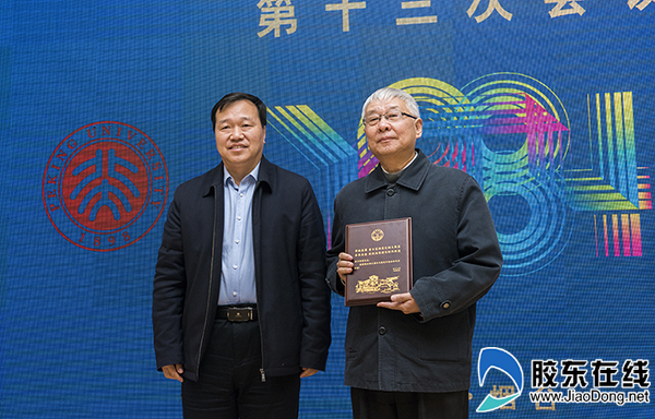 烟台大学校长郭善利为援建者代表方新贵颁发纪念证书