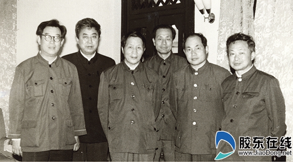 1985年5月,烟台大学首届领导班子在位于烟台虹口宾馆的筹建工作办公地点合影。(左起:副校长邱殿辅、副校长杨春洗、校长沈克琦、党委书记兼常务副校长杜建寰、副校长王义端、副校长钱振为)_副本