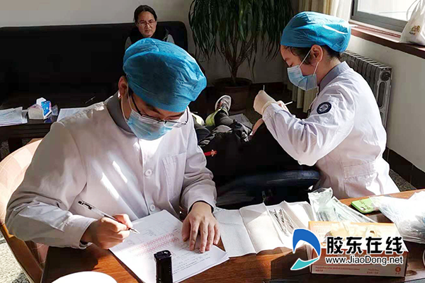 为长岛居民进行口腔健康检查