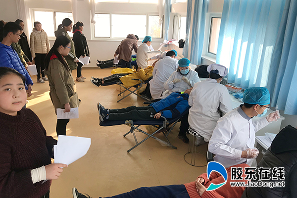 为中学生进行口腔健康检查