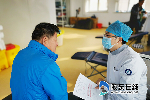 医务人员走进社区进行问卷调查