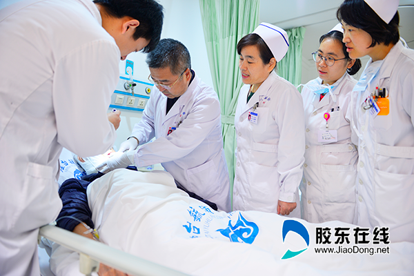 王升志主任查看患者术后情况
