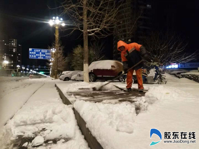 大雪来袭!清晨福山环卫工人清扫积雪忙