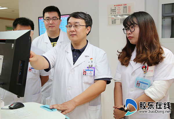 吕宏琳(右二)和同事讨论患者病情