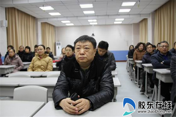 龙口一中东校师生观看庆祝改革开放40周年大会