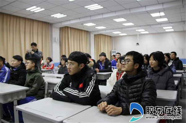 龙口一中东校师生观看庆祝改革开放40周年大会1