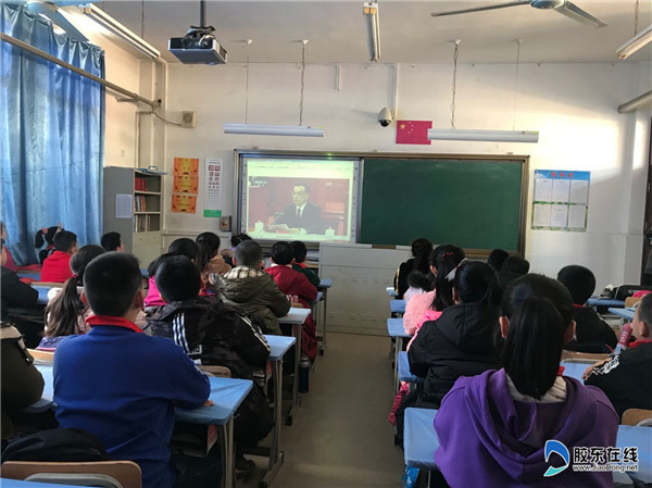祥发小学组织学生观看改革开放40周年直播