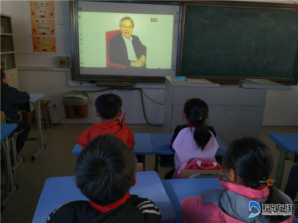 祥发小学组织学生观看改革开放40周年直播1