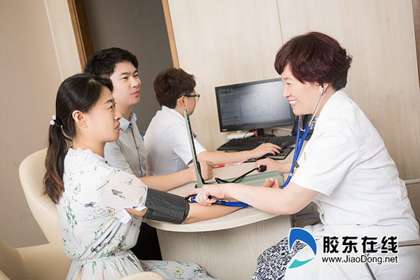 烟台绿叶爱丽美妇产医院医疗总监杨红英为患者量血压