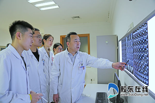 成洲(右一)团队研究患者病情