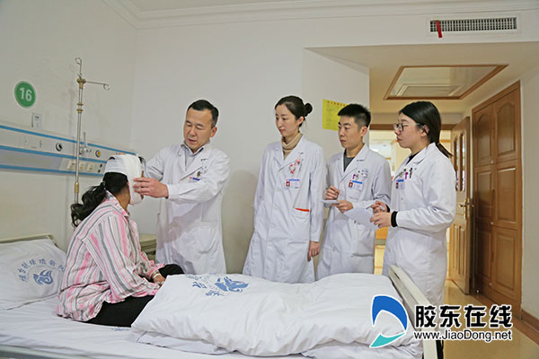 成洲(左二)在查房