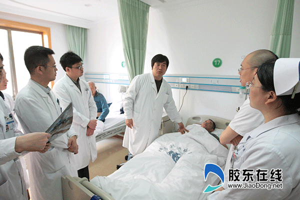 杨牟主任(左三)在查房