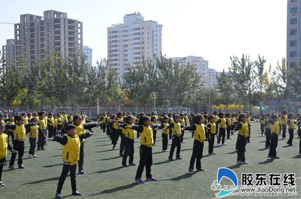 烟台开发区第八小学举行柔韧操比赛1
