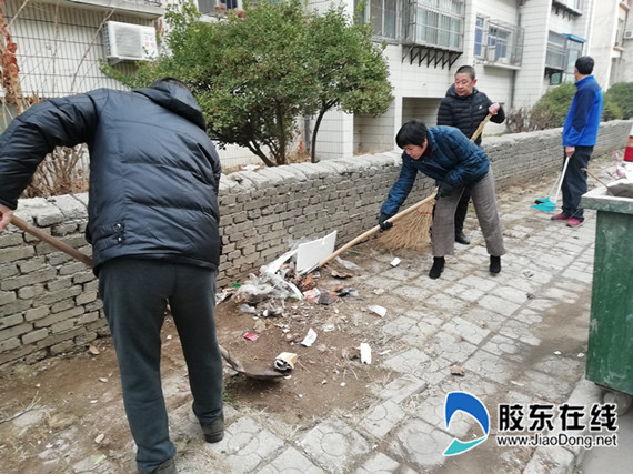 牟平政府街社区党员志愿者开展清扫街道垃圾活