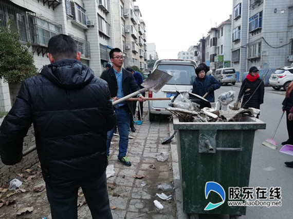 牟平政府街社区党员志愿者开展清扫街道垃圾活