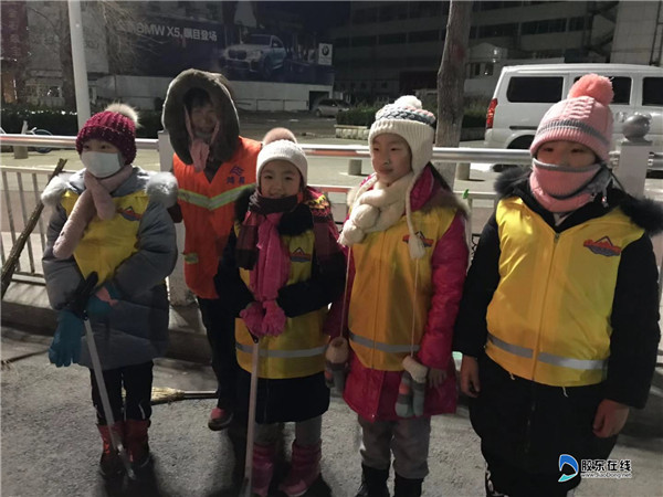 南通路小学4.2中队清晨街头为环卫工人送姜茶1