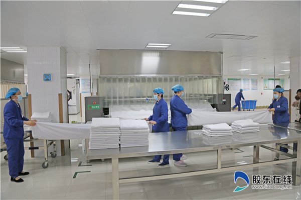 洗涤室员工整理、折叠医用织物_副本