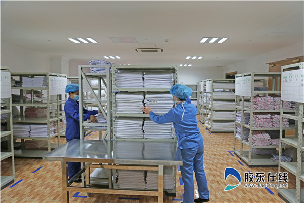 工作人员将洗涤后的医用织物放入收纳区_副本