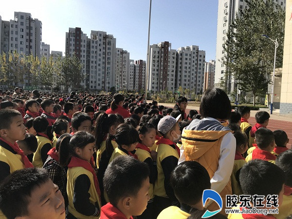 开发区第八小学开展“紧急逃生演练”活动