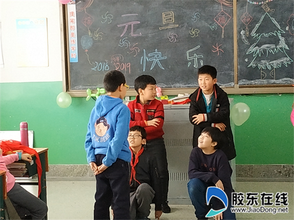 前七夼小学举办“庆元旦·迎新年班级联欢会”活1