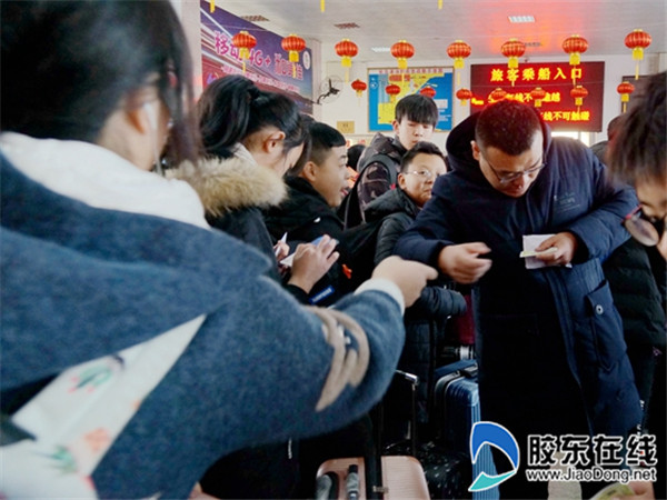 长岛县第一实验学校教师护送学生踏上平安返乡路2