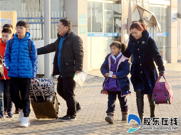 长岛县第一实验学校教师护送学生踏上平安返乡路3