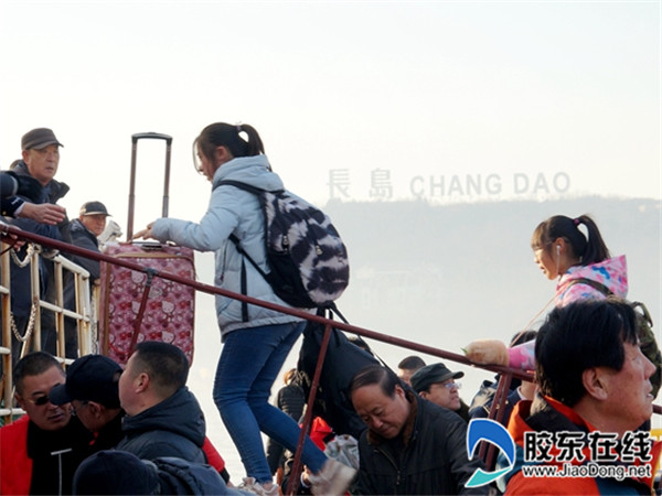 长岛县第一实验学校教师护送学生踏上平安返乡路4
