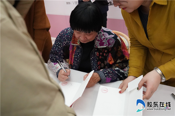 图为张晓风老师现场签售画面