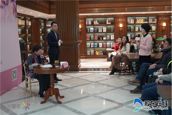 图为张晓风老师与读者现场交流画面