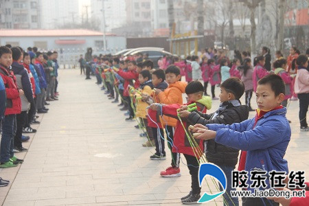 莱山实小举行“庆元旦”跳绳踢毽比赛_副本