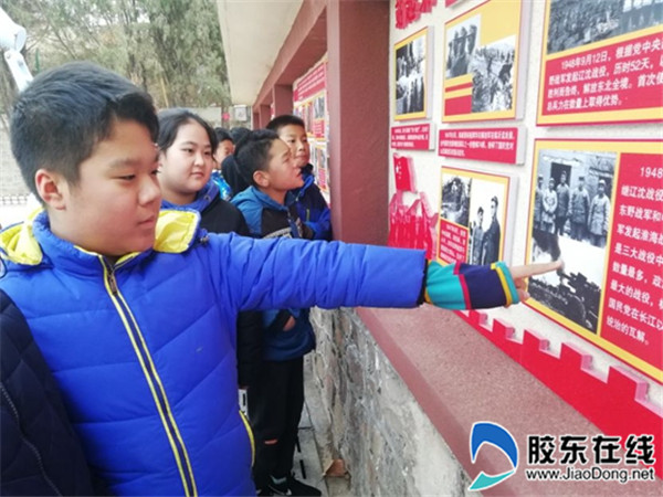 参观红色文化墙,感受辉煌历史