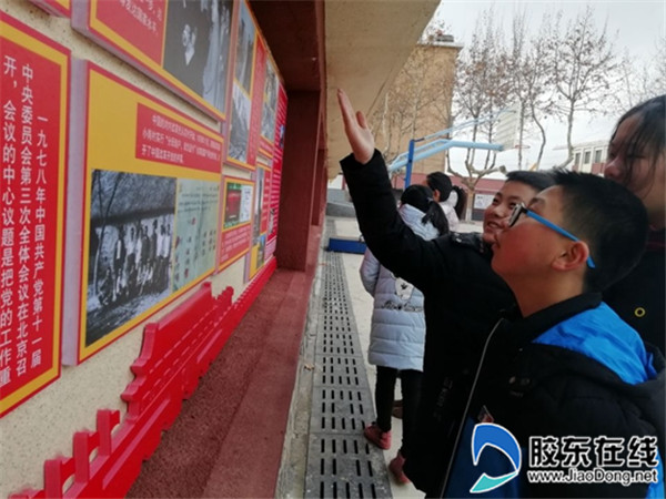 参观红色文化墙,感受辉煌历史1