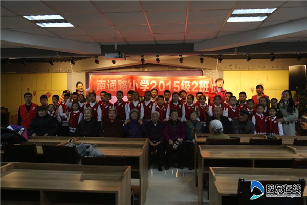 红领巾飘起来-南通路小学4.2中队走进福利院1 - 副本