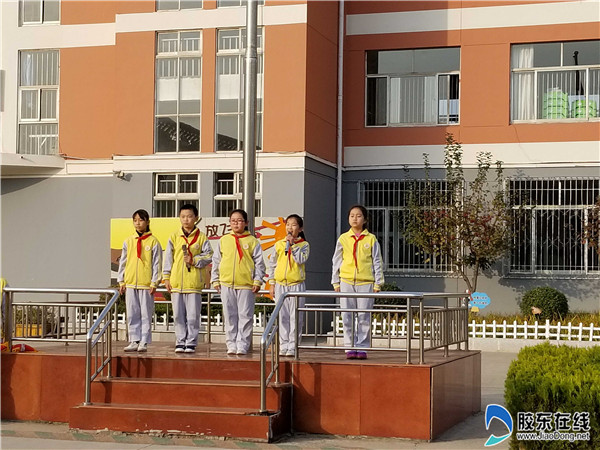 祥发小学开展“国家宪法日”宣传活动