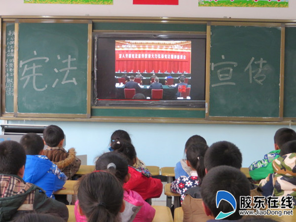 海德小学开展国家法制宣传日活动_副本