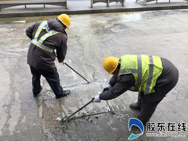 对于污水井周围“脏乱凉”的情况他们早已习惯了,没有人喊苦喊累