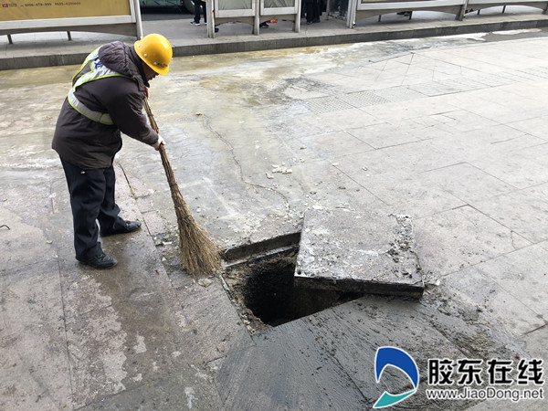 问题处理完成后,养护队工作人员会对污水井周围进行清扫