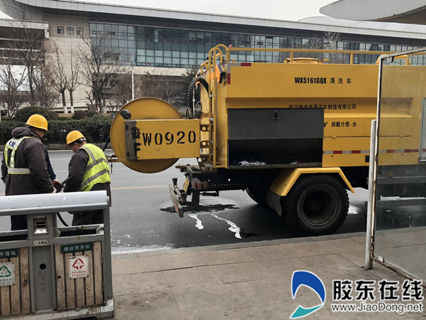 养护队工作人员利用工程车辆对污水管道进行了清淤处理