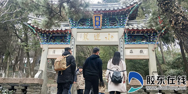 小蓬莱石坊建于清光绪二年(1876年),正中横额镌刻“小蓬莱”三个大字