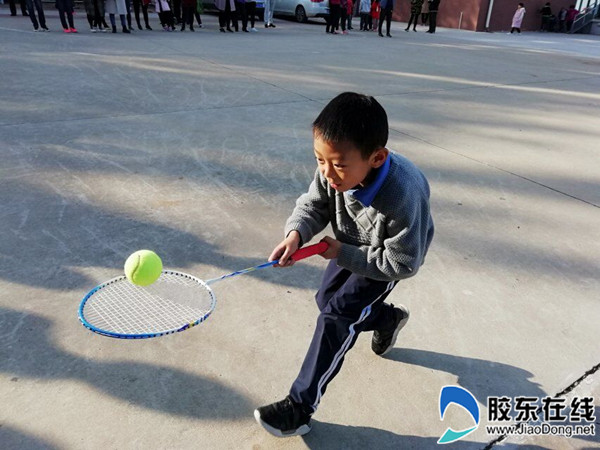 莱山区前七夼小学举办亲子运动会_副本