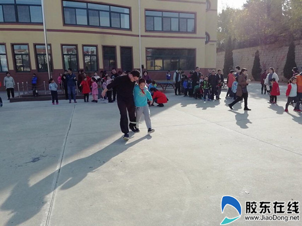 莱山区前七夼小学举办亲子运动会1_副本