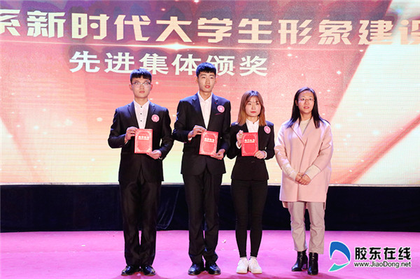 李荣梅副书记为先进班集体、个人颁奖